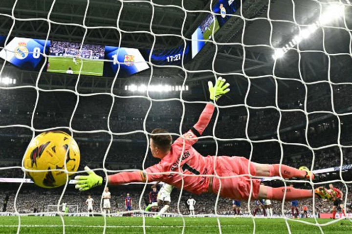 Sepuluh menit kemudian, wasit memberikan Madrid hadiah penalti setelah Pau Cubarsi menjatuhkan Lucas Vasquez. Vinicius Junior sukses mengeksekusi penalti. Marc Andre ter Stegen sebenarnya sudah bisa membaca arah bola, tetapi gerakan antisipasinya masih kalah cepat. Real Madrid 1-1 Barcelona.