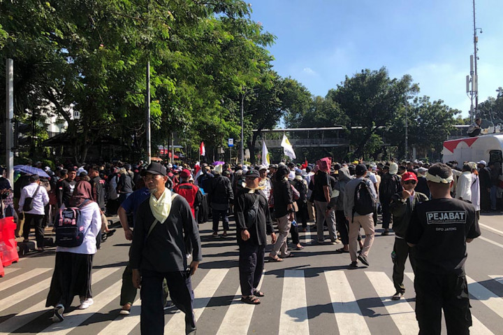 Pantauan Medcom.id, massa sudah berkumpul sejak Senin, 22 April 2024 pagi. Mereka berasal dari berbagai daerah seperti Solo, Semarang, Lamongan, hingga Ponorogo.