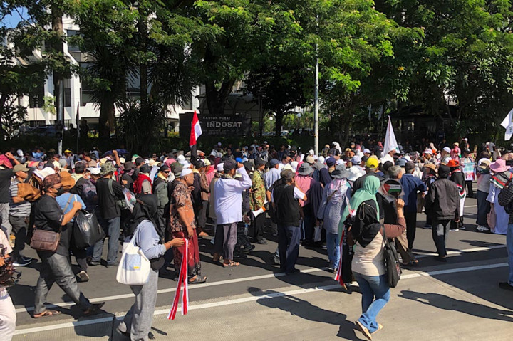 Selain itu, tampak beberapa mobil komando yang lengkap dengan pengeras suara di berbagai sisi. Mobil itu akan digunakan untuk berorasi dan merespons putusan MK.