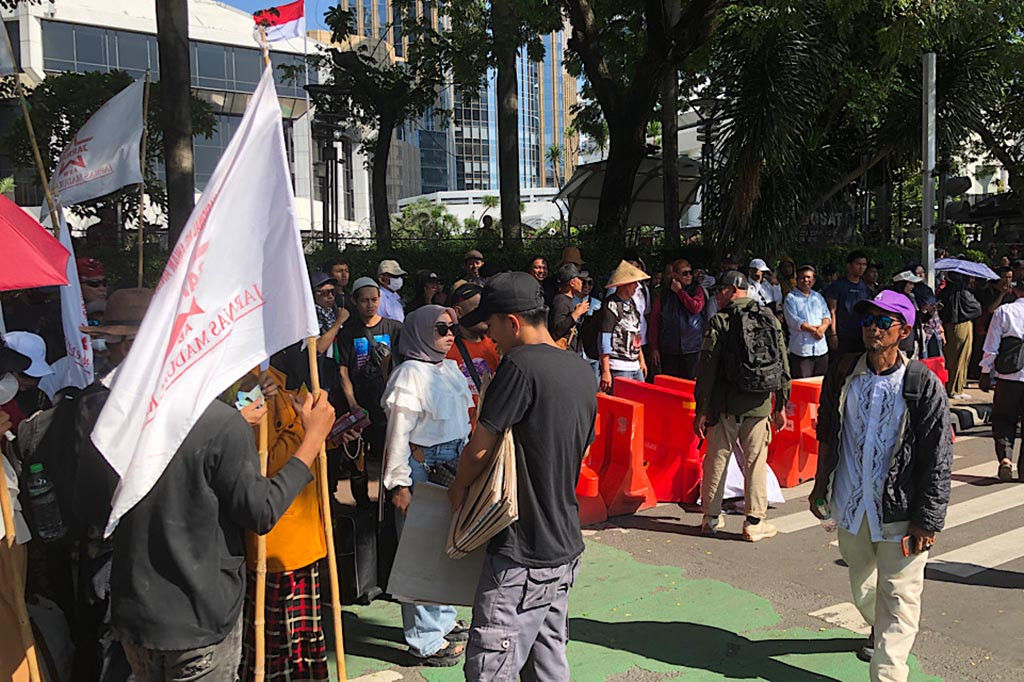 Massa membawa aneka spanduk dan bendera. Sebagian besar isi spanduk itu berisi desakan pada MK agar mendiskualifikasi pasangan calon yang curang.