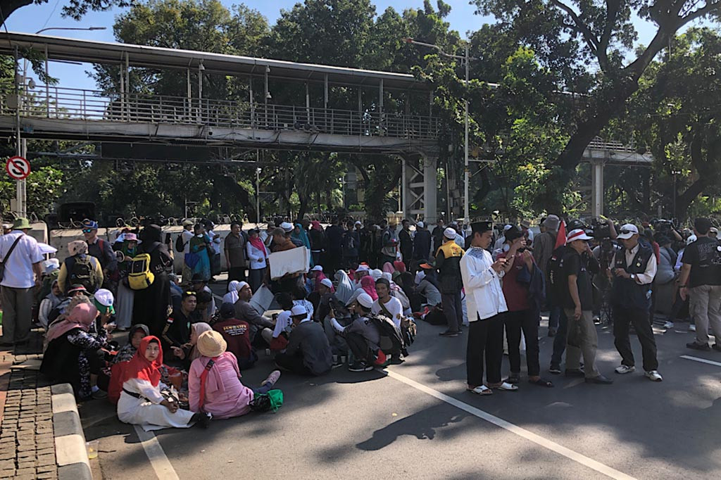 Menariknya, ada mobil komando yang menyiarkan sidang MK. Sehingga massa bisa mengikuti dan mendengarkan langsung jalannya sidang meski tidak berada langsung di Gedung MK.