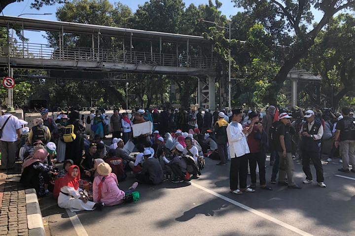 Menariknya, ada mobil komando yang menyiarkan sidang MK. Sehingga massa bisa mengikuti dan mendengarkan langsung jalannya sidang meski tidak berada langsung di Gedung MK.
