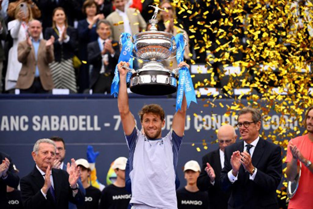 Petenis peringkat enam dunia Casper Ruud mengalahkan Stefanos Tsitsipas 7-5, 6-3 untuk memenangi Barcelona Open, Minggu, 21 April 2024 waktu setempat, yang merupakan gelar terbesar dalam kariernya.