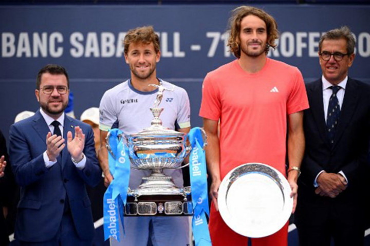 Ruud memimpin tur dengan 29 kemenangan tahun ini tetapi kalah di tiga final sebelum menyelesaikan gelar pertamanya pada 2024 ketika Tsitsipas melakukan pukulan yang terlampau panjang.