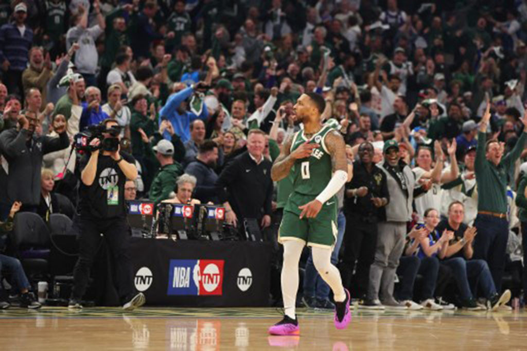Damian Lillard menggantikan peran Giannis Antetokounmpo yang absen karena cedera betis kiri di laga kali ini. Lillard mencetak 35 poin, namun seluruh skor tersebut hanya dicetak di babak pertama.