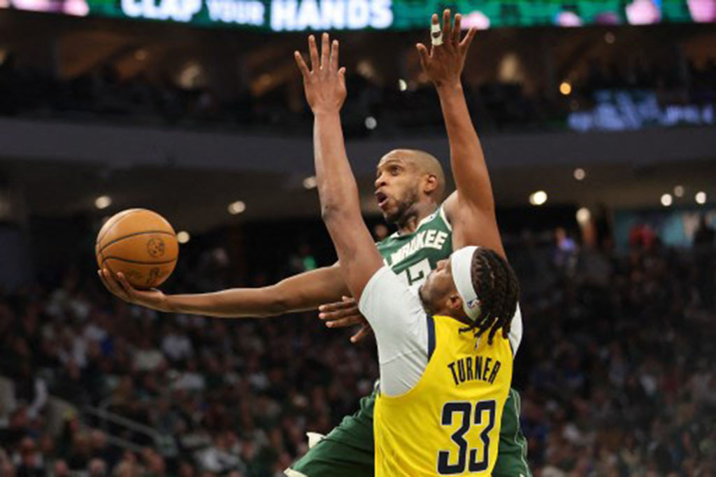 Milwaukee Bucks mengalahkan Indiana Pacers dengan skor akhir 109-94 dalam gim pertama babak playoff NBA Wilayah Timur dalam laga di Fiserv Forum Milwauke Winconsin, Senin WIB, meski tanpa pemain inti mereka Giannis Antetokounmpo.