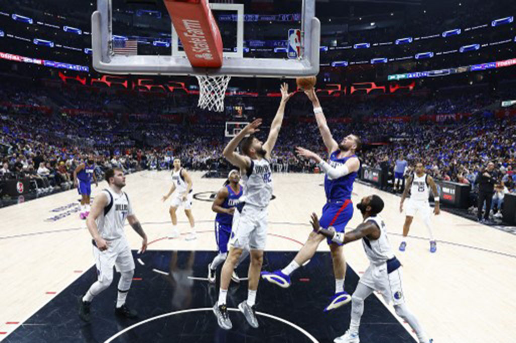 Los Angeles Clippers melampaui Dallas Mavericks dengan duo bintangnya Luka Doncic dan Kyrie Irving dengan permainan tim yang mengakhiri skor 109-97 pada gim 1 babak playoff NBA Wilayah Barat putaran pertama di Crypto.com Arena Los Angeles, Senin, 22 April 2024 WIB.