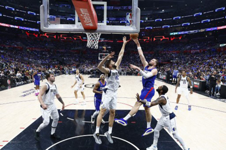 Los Angeles Clippers melampaui Dallas Mavericks dengan duo bintangnya Luka Doncic dan Kyrie Irving dengan permainan tim yang mengakhiri skor 109-97 pada gim 1 babak playoff NBA Wilayah Barat putaran pertama di Crypto.com Arena Los Angeles, Senin, 22 April 2024 WIB.