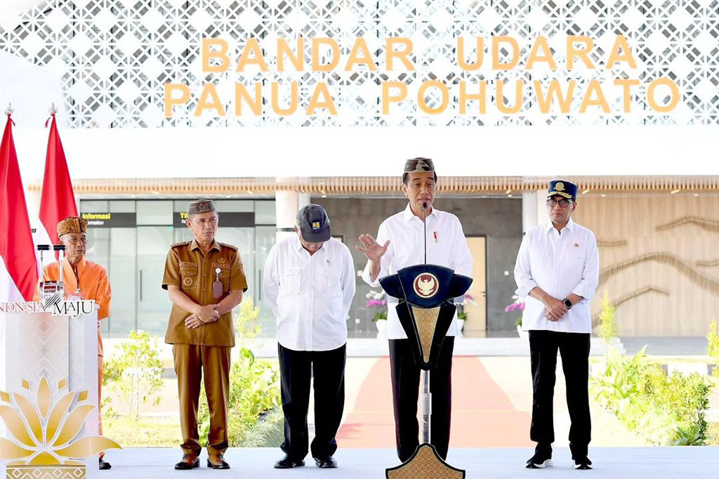 “Kalau tidak kita miliki, negara kita akan kalah bersaing, tidak bisa berkompetisi dengan negara lain, produk kita kalah bersaing dengan negara lain. Oleh sebab itu, yang namanya bandara itu sangat penting dalam rangka kita berkompetisi dengan negara lain,” ujarnya.