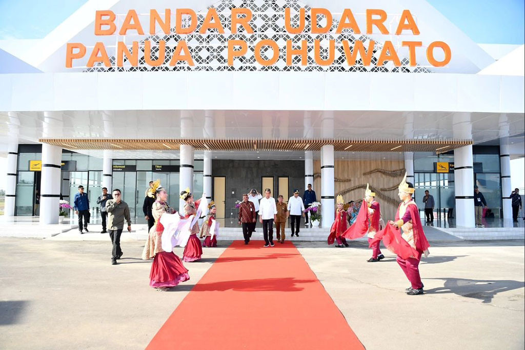 Presiden mengungkapkan bahwa Indonesia, sebagai negara besar dengan 514 kabupaten dan kota, 38 provinsi, dan 17 ribu pulau, memerlukan infrastruktur yang memadai untuk mendukung konektivitas dan kompetisi ekonomi.