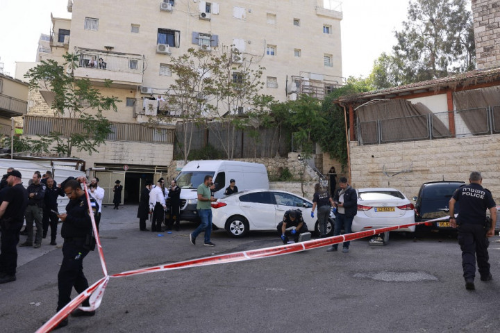 Insiden itu terjadi di jalan Techelet Mordechai di Yerusalem pada hari ketika orang-orang Yahudi Israel menandai dimulainya hari raya Paskah.