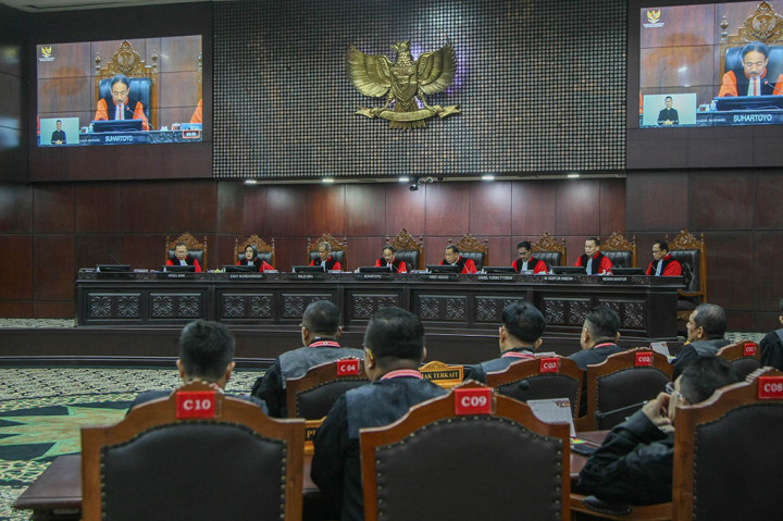 Ketiga hakim konstitusi itu, yakni Saldi Isra, Enny Nurbaningsih, dan Arief Hidayat. Sementara itu, lima hakim konstitusi menyatakan menolak permohonan seluruhnya, yakni Suhartoyo, Guntur Hamzah, Daniel Yusmic P Foekh, Ridwan Mansyur, dan Arsul Sani.