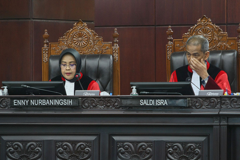 Sebanyak tiga hakim Mahkamah Konstitusi (MK) menyatakan dissenting opinion atau pendapat berbeda ihwal menyikapi putusan permohonan gugatan Perselisihan Hasil Pemilihan Umum (PHPU) atau sengketa Pemilihan Presiden (Pilpres) 2024 yang diajukan kubu Anies Baswedan dan Muhaimin Iskandar (AMIN). Permohonan itu ditolak seluruhnya.