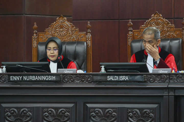Sebanyak tiga hakim Mahkamah Konstitusi (MK) menyatakan dissenting opinion atau pendapat berbeda ihwal menyikapi putusan permohonan gugatan Perselisihan Hasil Pemilihan Umum (PHPU) atau sengketa Pemilihan Presiden (Pilpres) 2024 yang diajukan kubu Anies Baswedan dan Muhaimin Iskandar (AMIN). Permohonan itu ditolak seluruhnya.