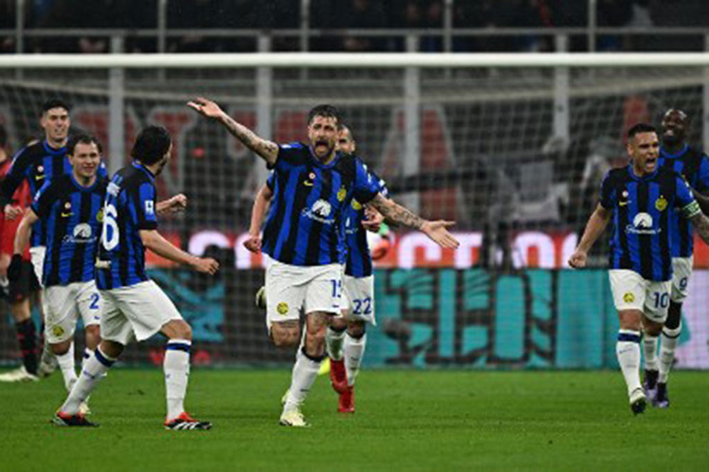 Inter Milan membuka keunggulan atas Milan berkat gol dari bek Francesco Acerbi pada menit ke-18.