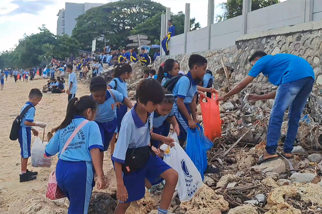 Sebagai bentuk kepedulian terhadap lingkungan pantai, ribuan siswa mulai dari Taman Kanak-Kanak, SD, dan SMP Santa Maria Assumpta, Kota Kupang, menggelar aksi bersih pantai di sepanjang Pantai Pasir Panjang.