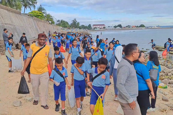 Ribuan siswa didampingi bapak dan ibu guru menyusuri sepanjang pantai untuk memungut sampah-sampah yang berserakan di sekitar pantai ini.