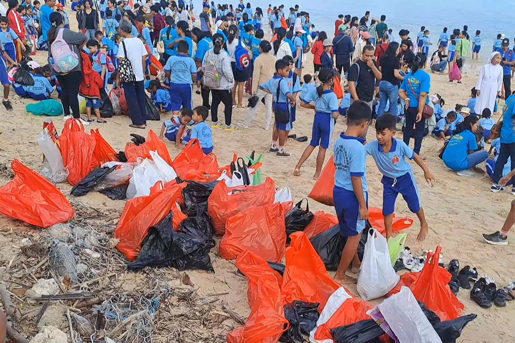 Setiap siswa membawa kantong plastik masing-masing untuk memungut dan mengumpulkan sampah yang ditemui di sekitar pantai. Para guru juga ikut mendampingi siswa sambil memberikan bimbingan dan arahan kepada siswa untuk selalu menjaga kebersihan pantai. Apalagi pantai ini merupakan salah satu lokasi wisata yang selalu ramai dikunjungi.