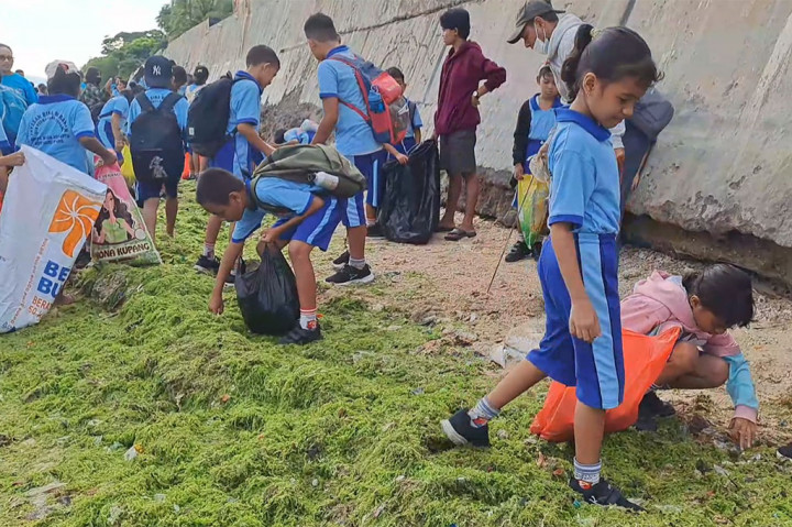 Sampah-sampah tersebut kemudian dikumpulkan para siswa untuk selanjutnya dibawa ke konteiner yang ada di lokasi, dan selanjutnya akan dibuang ke tempat sampah yang telah ditentukan.