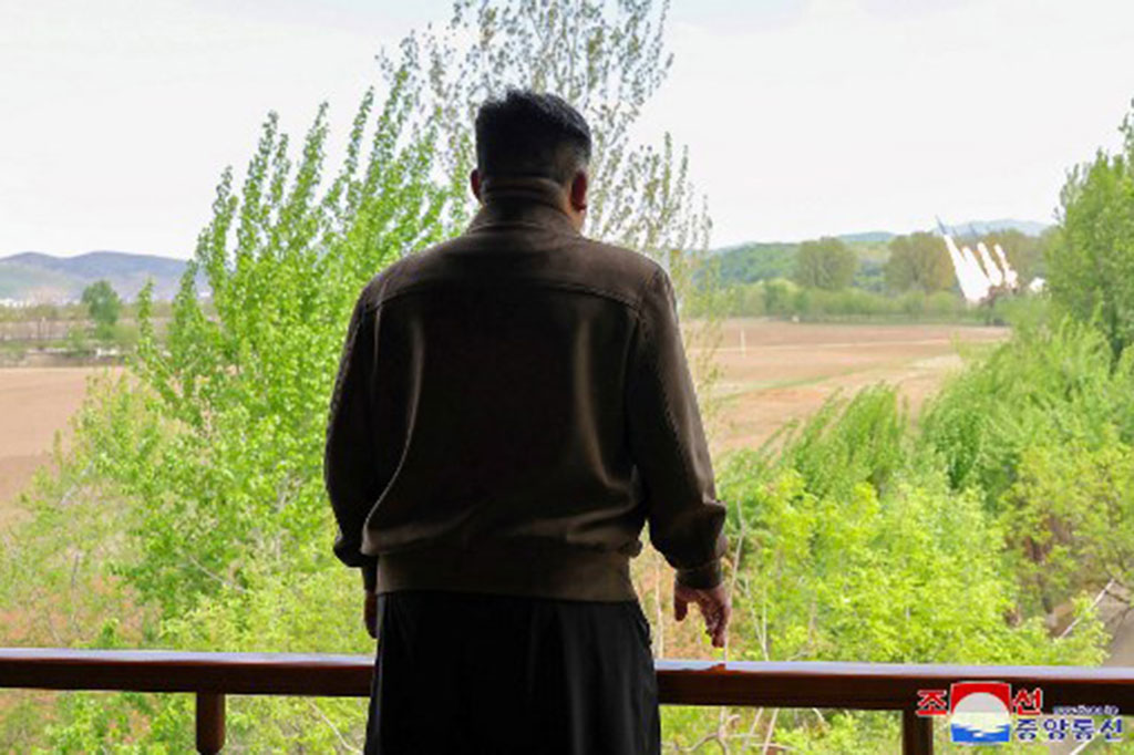 Pemimpin Korea Utara Kim Jong Un mengawasi latihan simulasi serangan balik nuklir, Senin, 22 April 2024, yang terbaru dalam serangkaian uji coba yang dilakukan Pyongyang tahun ini.