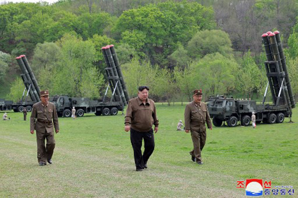 Militer Korea Selatan mengatakan pada hari Senin bahwa rudal terbang dari wilayah Pyongyang sejauh sekitar 300 kilometer sebelum jatuh di perairan timur semenanjung Korea. Mereka mencap peluncuran tersebut sebagai provokasi terang-terangan.