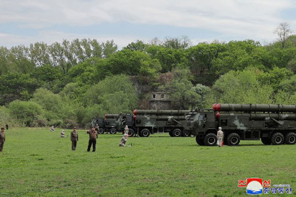 Tokyo juga mengonfirmasi peluncuran tersebut, dan juru bicara pemerintah mengatakan satu rudal memiliki ketinggian maksimum 50 kilometer dan mendarat di luar ZEE negara tersebut.