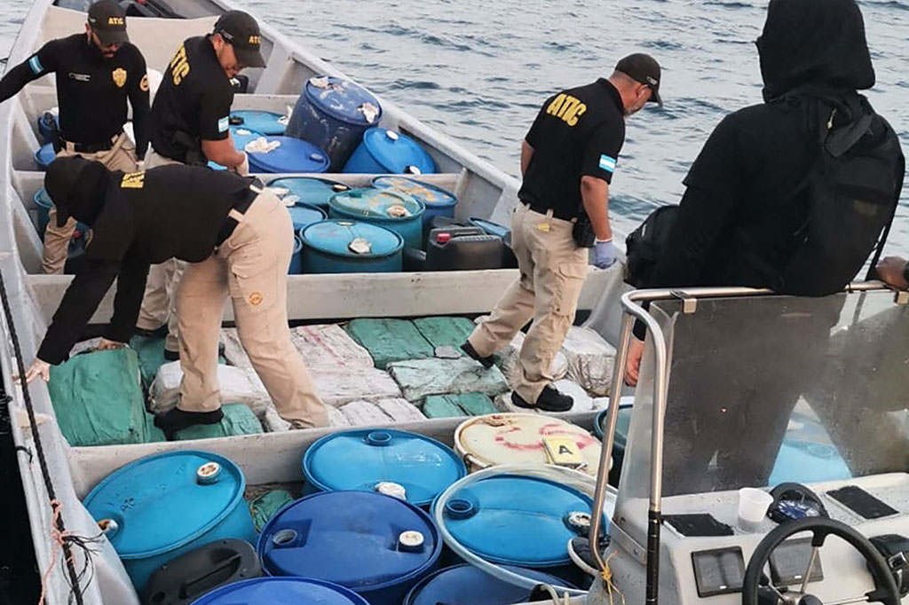 Hasil tangkapan itu ditemukan di dua perahu dan di pantai, katanya, seraya menambahkan bahwa pihak berwenang sedang mencari paket tersembunyi lainnya.