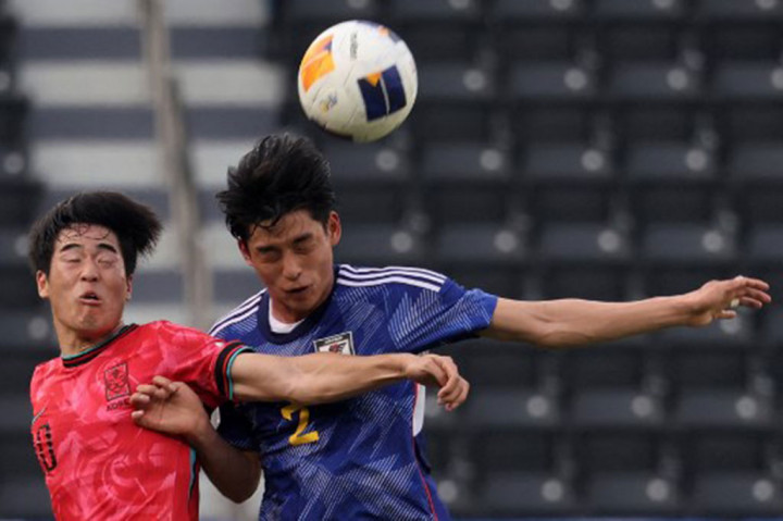 Memasuki babak kedua, masing-masing pelatih melakukan penyesuaian dan memasukkan beberapa pemain yang sebelumnya berada di bangku cadangan. Intensitas pertandingan menjadi lebih meningkat dan kedua kesebelasan beberapa kali menciptakan peluang yang membahayakan.