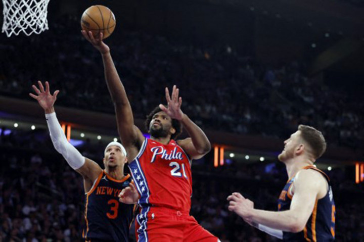 Sementara Embiid mempersembahkan 34 poin dan 10 rebound untuk 76ers yang tertinggal semakin jauh dari Knicks.
