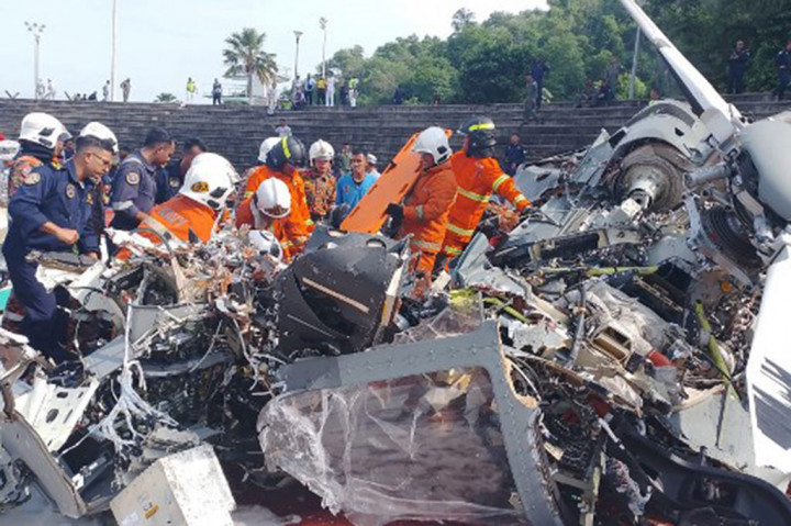 Tim penyelamat sedang memeriksa lokasi kecelakaan setelah dua helikopter militer bertabrakan di Lumut di negara bagian Perak, Malaysia, Selasa, 23 April 2024. Kecelakaan tersebut menewaskan 10 awak pesawat.