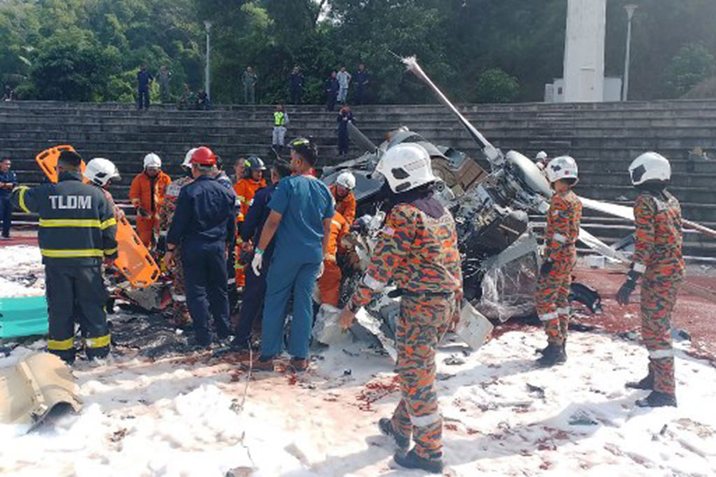 Video yang dibagikan secara online menunjukkan beberapa helikopter terbang rendah dalam formasi di atas Pangkalan Angkatan Laut Kerajaan Malaysia (TLDM) Lumut, Negara Bagian Perak, dalam latihan menjelang perayaan hari terbuka armada angkatan laut pada bulan Mei.