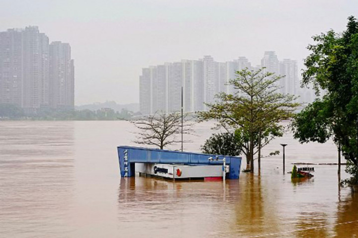 Hujan lebat diperkirakan akan terus berlanjut pada hari Senin, dan otoritas meteorologi memperkirakan akan terjadi badai petir dan angin kencang di perairan pesisir Guangdong – hamparan laut yang berbatasan dengan kota-kota besar termasuk Hong Kong dan Shenzhen.