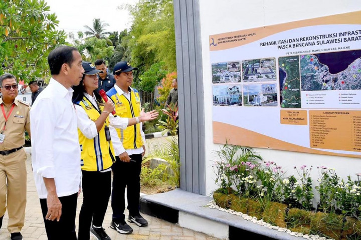 Presiden Joko Widodo (Jokowi), meresmikan sebanyak 147 bangunan pascagempa di Sulawesi Barat yang telah direhabilitasi dan dikonstruksi. Termasuk pembangunan tiga ruas jalan sepanjang 22,4 kilometer yang
ditangani dengan Inpres jalan daerah. Peresmian dilakukan di SMKN 1 Rangas, Kabupaten Mamuju, Sulawesi Barat, Selasa, 23 April 2024.
