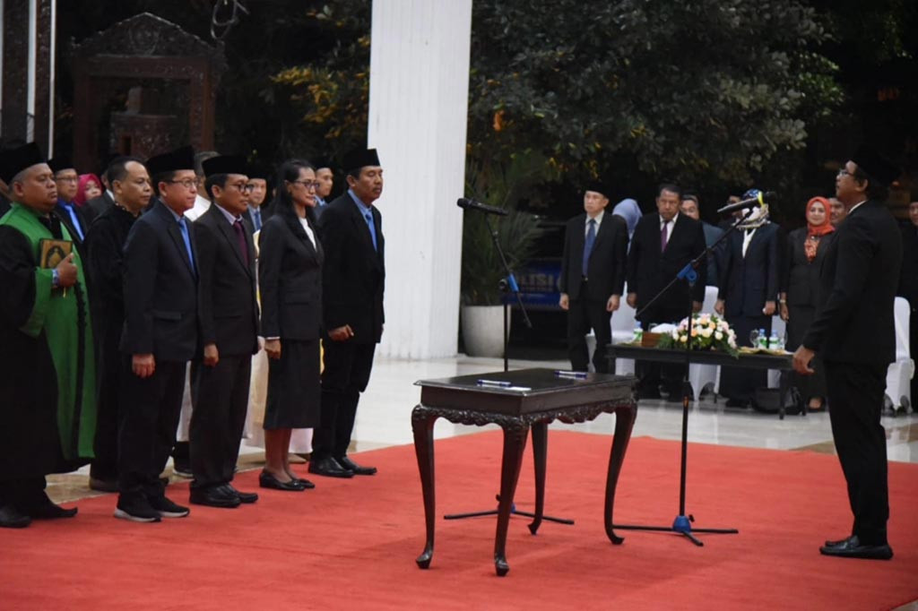 Pemkab Sidoarjo dan Komisi A DPRD kabupaten setempat akan melakukan konsultasi dengan pihak Kementerian Dalam Negeri terkait pembatalan pelantikan 495 aparatur sipil negara (ASN). Pembatalan pelantikan itu sempat menimbulkan kegaduhan, karena banyak diantara mereka sudah melakukan syukuran memotong sapi atau kambing.