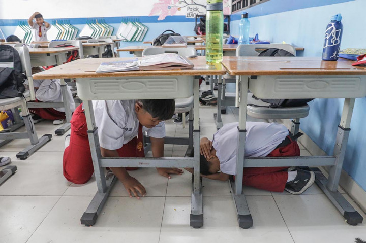Para siswa mengikuti pelatihan mitigasi bencana alam di SDN Pademangan Timur 05, Jakarta Utara, Selasa, 23 April 2024.