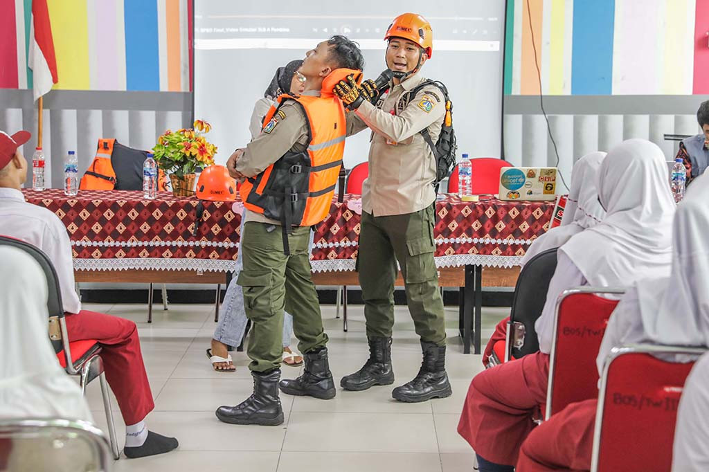 Petugas BPDB DKI Jakarta memberi pelatihan mitigasi bencana alam kepada para siswa SDN Pademangan Timur 05, Jakarta Utara.