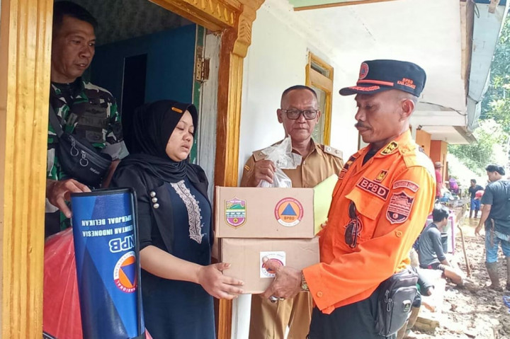 Ani mengatakan, intensitas hujan yang terjadi pada bulan Januari, Februari, Maret dan April agar masyarakat harus selalu waspada dan siaga yang mana selama ini masih banyak bangunan berdiri di zona merah terutamanya di titik rawan longsor, banjir dan pergerakan tanah. Namun, bencana yang terjadi di lokasi tersebut sudah ditanggulangi oleh BPBD, TNI, Polri dan FK Tagana dengan membersihkan material longsor.
