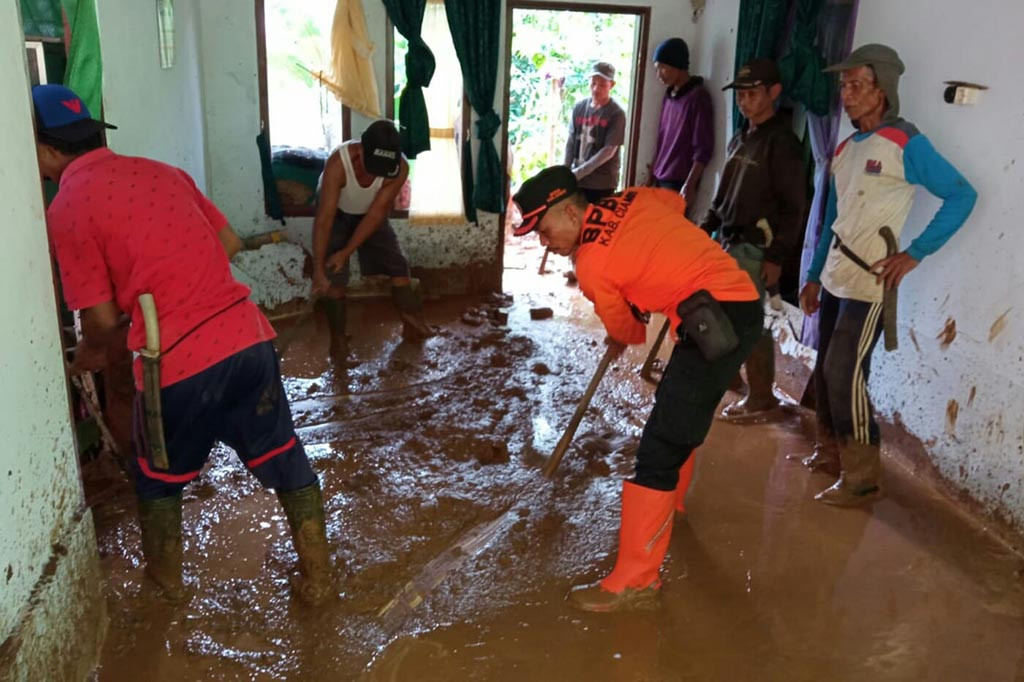 Hujan deras menyebabkan sebuah tebing setinggi 10 meter longsor menimpa dinding dapur rumah milik Engkus Maulana warga Dusun Palasari, Desa Sukahurip, Kecamatan Cihaurbeuti, Kabupaten Ciamis, Jawa Barat. Peristiwa tersebut terjadi, Selasa, 23 April 2024 pukul 02.00 WIB, mengakibatkan satu keluarga mengungsi ke rumah saudaranya.
