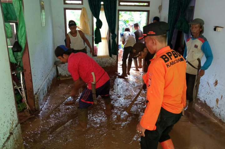 Kepala Pelaksana Badan Penanggulangan Bencana Daerah (BPBD) Kabupaten Ciamis, Ani Supiani mengatakan, intensitas hujan yang terjadi sejak sore kemarin hingga malam hari telah menyebabkan sebuah tebing setinggi 10 meter longsor menimpa dan merusak dinding dapur belakang rumah milik Engkus Maulana. Namun, kejadian tersebut tidak ada korban jiwa tapi satu keluarga terpaksa mengungsi ke saudaranya.