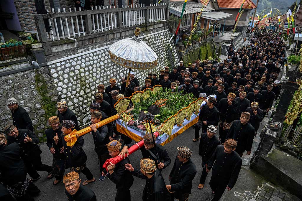 Warga suku Tengger mengarak sesaji berupa kepala kerbau dalam tradisi Unan-unan di Desa Wonoroto, Sukapura, Probolinggo, Jawa Timur, Selasa.