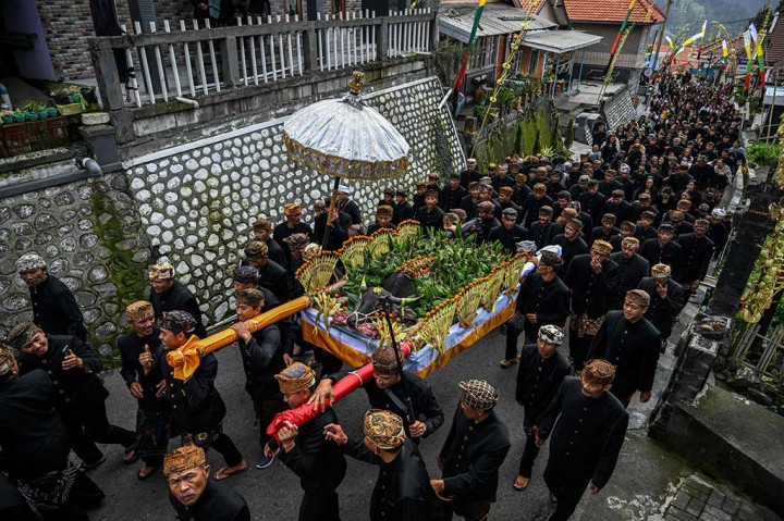 Warga suku Tengger mengarak sesaji berupa kepala kerbau dalam tradisi Unan-unan di Desa Wonoroto, Sukapura, Probolinggo, Jawa Timur, Selasa.
