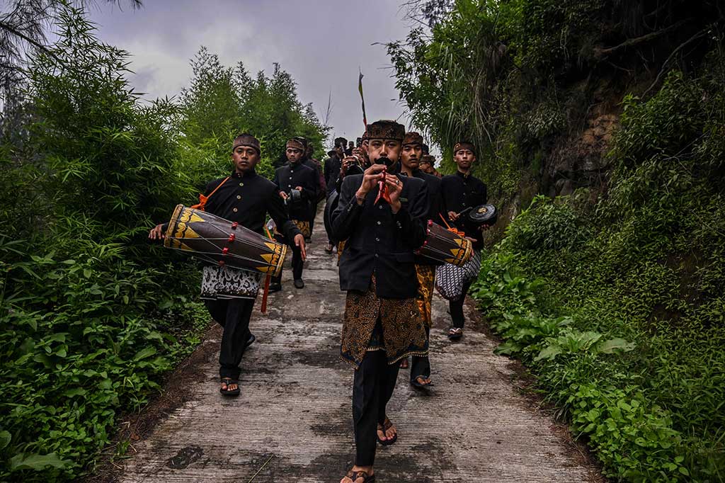 Arak-arakan dalam tradisi Unan-unan dengan berjalan kaki tersebut diiringi dengan tetabuhan alat musik tradisional.