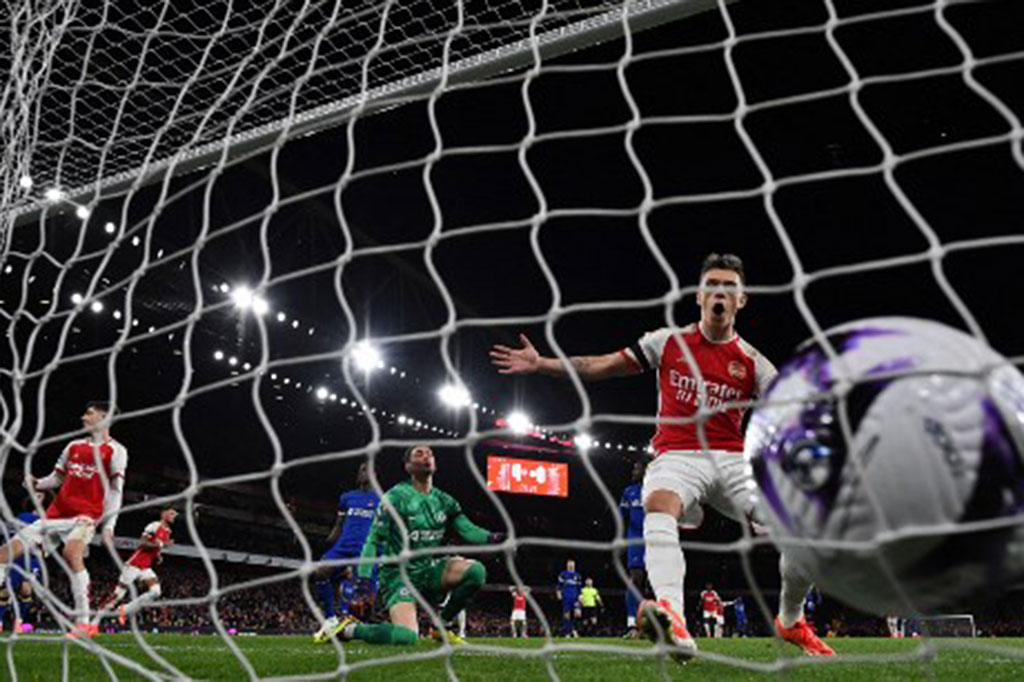 Arsenal mengambil inisiatif menyerang dan mampu menciptakan gol cepat saat laga baru berjalan empat menit. Berawal dari umpan Declan Rice, bola dapat diterima Leandro Trossard yang selanjutnya melepaskan tendangan kaki kiri untuk mengoyak jala gawang Chelsea. Skor 1-0 tetap bertahan hingga jeda.