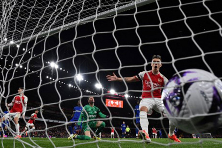 Arsenal mengambil inisiatif menyerang dan mampu menciptakan gol cepat saat laga baru berjalan empat menit. Berawal dari umpan Declan Rice, bola dapat diterima Leandro Trossard yang selanjutnya melepaskan tendangan kaki kiri untuk mengoyak jala gawang Chelsea. Skor 1-0 tetap bertahan hingga jeda.