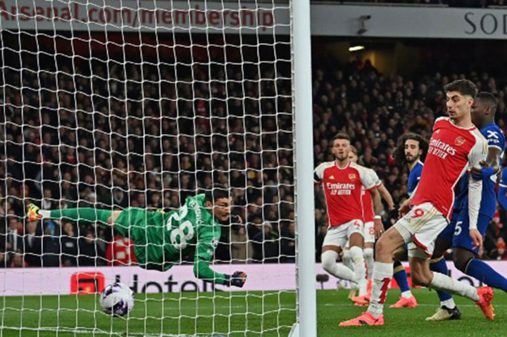 Skuad asuhan Mikel Arteta sukses menambah keunggulan menjadi 2-0 lewat gol Ben White yang memanfaatkan bola liar di kotak penalti Chelsea pada menit 52.