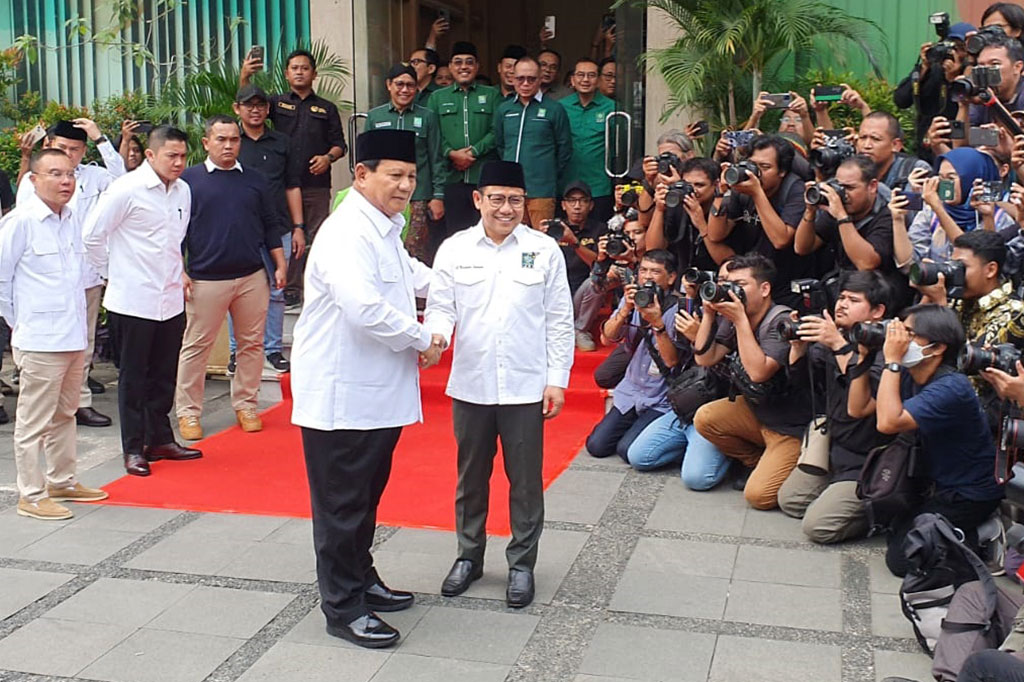 Pantauan Medcom.id, Prabowo tiba pukul 14.01 WIB. Prabowo disambut Cak Imin. Keduanya kompak memakai pakaian kemeja putih panjang dan celana panjang hitam. Kopiah berwana hitam juga melengkapi pakaian keduanya.
