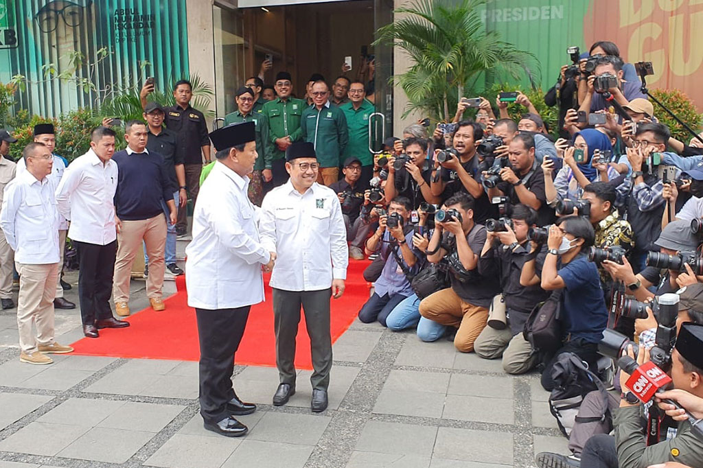 Prabowo dan Cak Imin bersalaman. Senyum keduanya terpancar saat disapa oleh awak media.