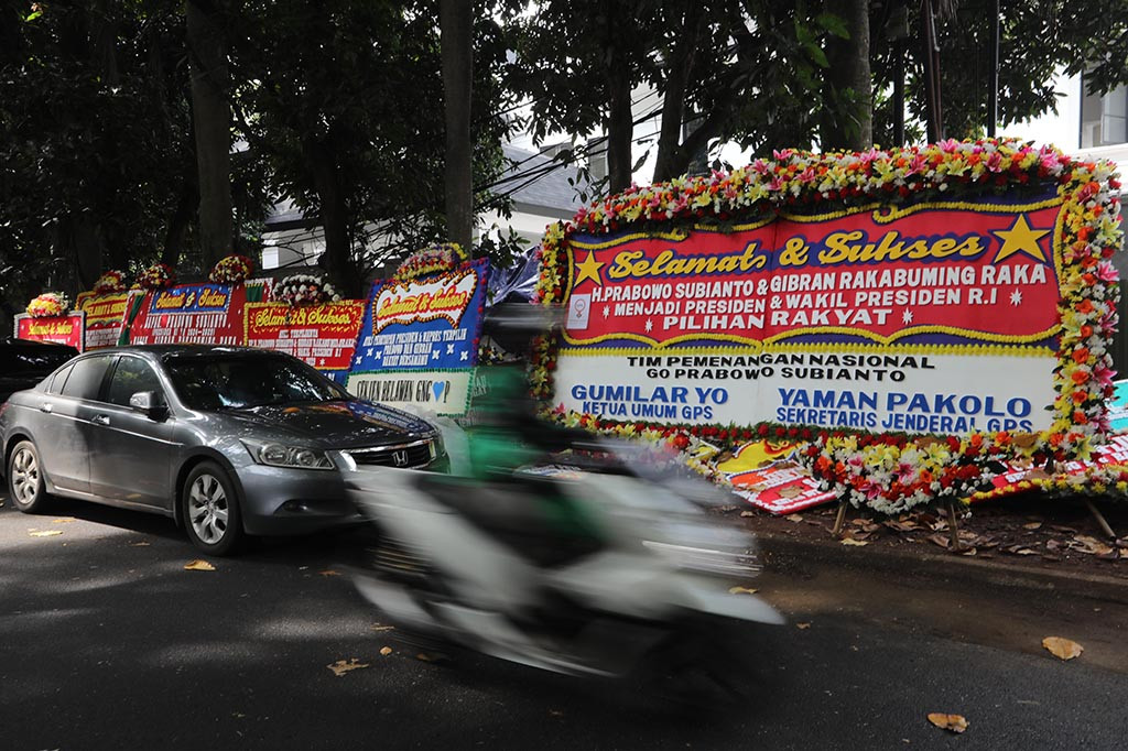 Bunga ucapan selamat kepada Presiden Terpilih Prabowo Subianto dan Wakil Presiden Terpilih Gibran Rakabuming Raka di depan kediaman Presiden Terpilih Prabowo Subianto, Jalan Kertanegara, Jakarta Selatan. Rabu, 24 April 2024. 