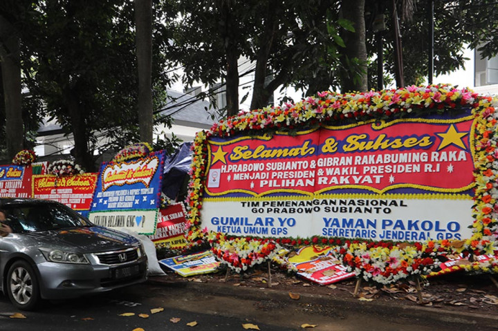 Bunga ucapan selamat kepada Presiden Terpilih Prabowo Subianto dan Wakil Presiden Terpilih Gibran Rakabuming Raka di depan kediaman Presiden Terpilih Prabowo Subianto, Jalan Kertanegara, Jakarta Selatan.