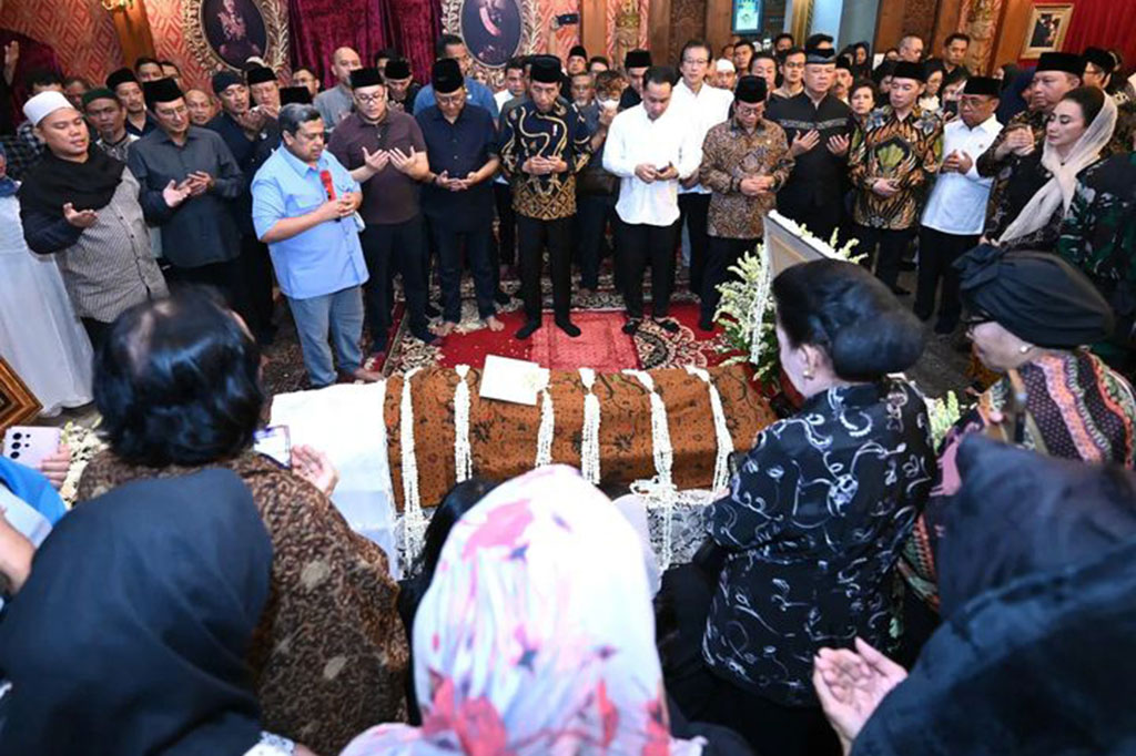 Kepala negara tiba di rumah duka pada pukul 11.40 WIB dengan mengenakan kemeja batik dan celana hitam panjang lengkap dengan peci yang juga berwarna hitam. Kedatangan presiden turut disambut oleh para pelayat yang sudah memadati rumah duka sejak pagi hari.